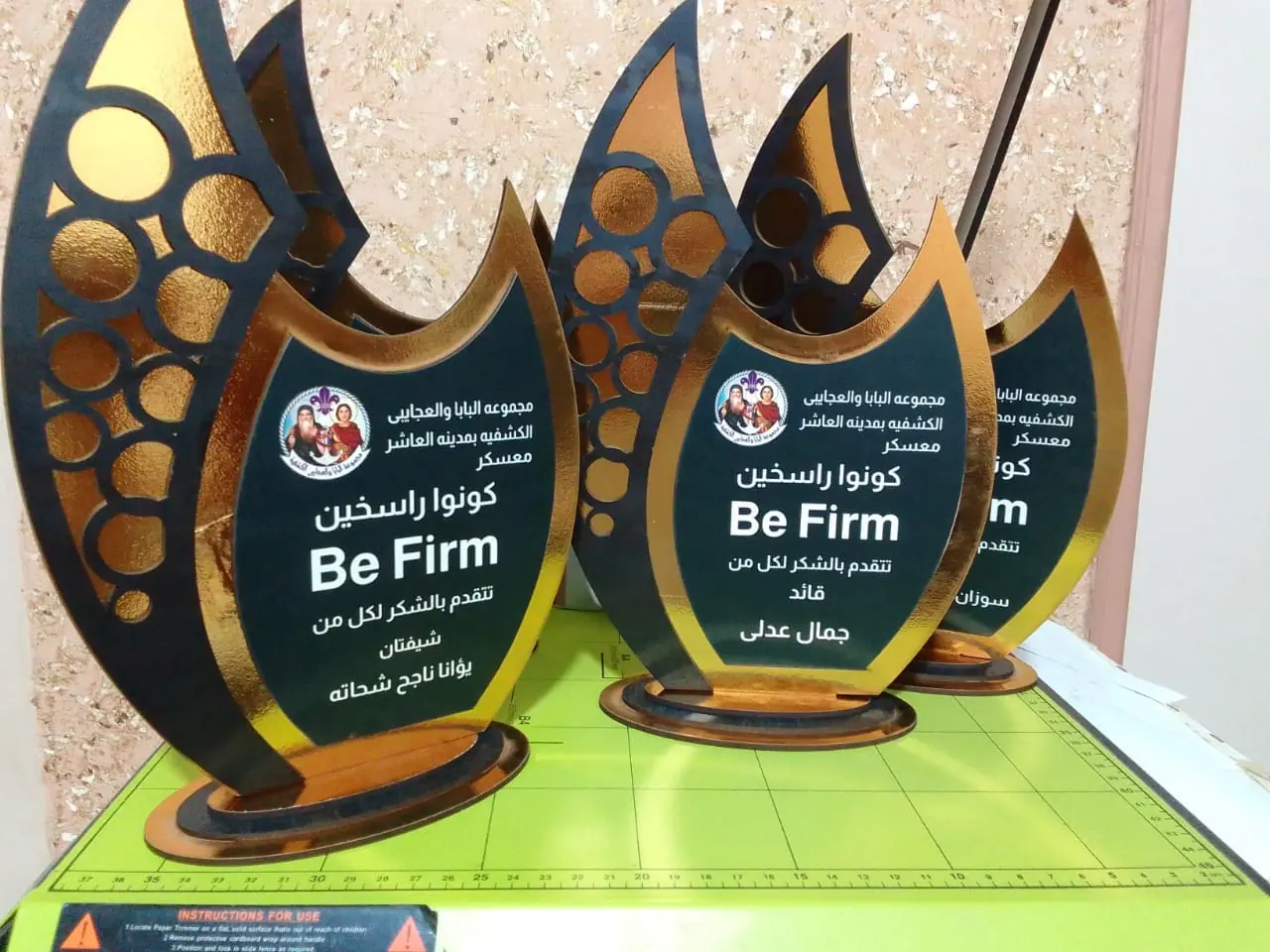 دروع أكريليك أسود وذهبي بتصميم لهب لتكريم فريق