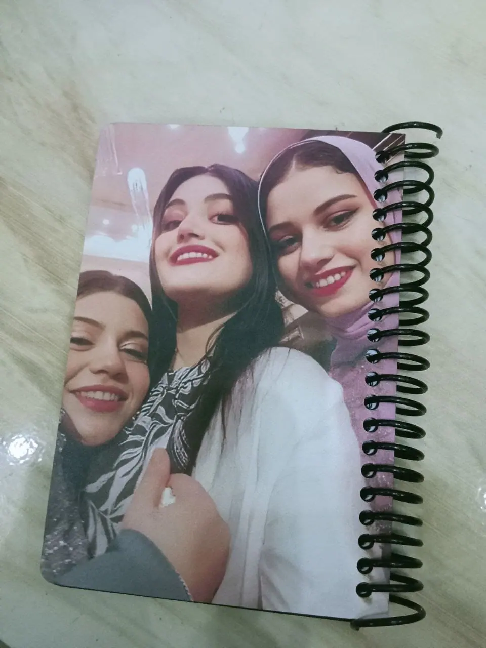 أجندة سلك مطبوع على غلافها صورة