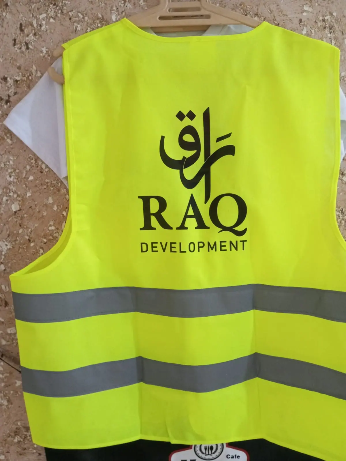 فيست أمان مطبوع بشعار الشركة على الظهر